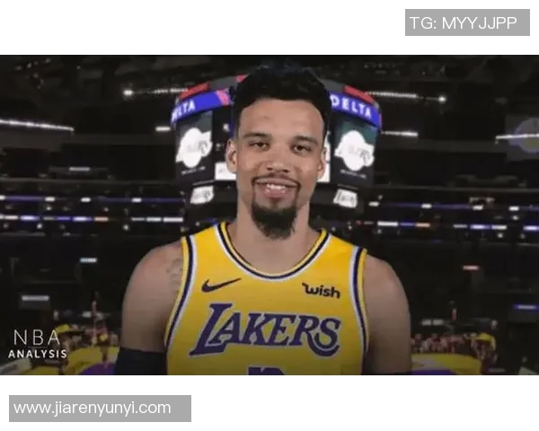 太阳队出征湖人客场布克狄龙机场造型引发关注即将对决 太阳队出征湖人客场布克狄龙机场造型引发关注即将对决