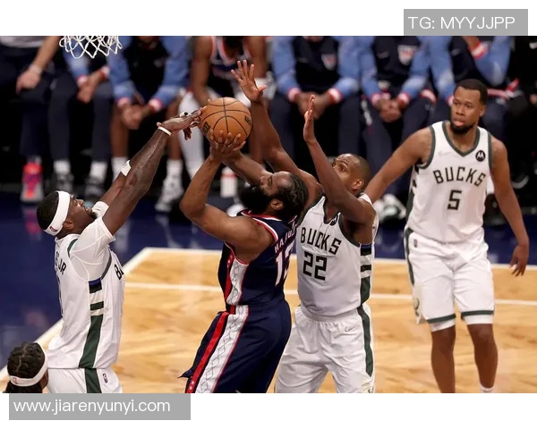 雄鹿官方：字母哥下背部酸痛，对阵奇才大概率出战