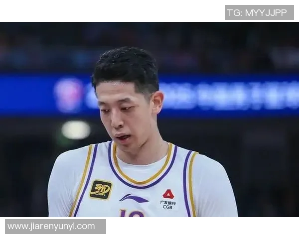 北控男篮沈梓捷开场两分钟崴脚离场，已送医检查